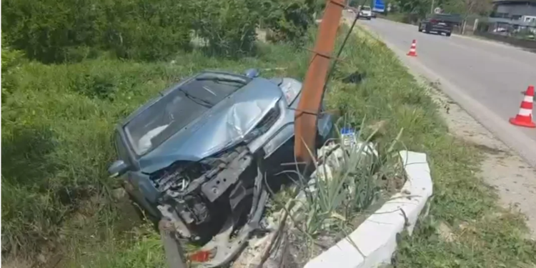 Aksident në aksin Lushnje-Berat: pas parakalimit të gabuar mjeti përfundon në kanal