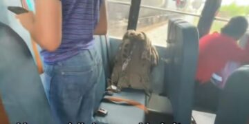 Aksident tragjik në Shtetet e Bashkuara: Autobusi i nxënësve goditet nga një tren, shoferja 67-vjeçare ndalohet nga policia.