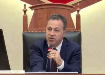 Ambasada e SHBA-së publikon një njoftim: "Thërrisni Këshillin e Sigurisë". Peleshi i reagon Mediut: "Mos e përhapni panikun në publik, keni përvojë si deputet."