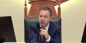 Ambasada e SHBA-së publikon një njoftim: "Thërrisni Këshillin e Sigurisë". Peleshi i reagon Mediut: "Mos e përhapni panikun në publik, keni përvojë si deputet."