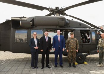 Ambasadori i SHBA në NATO viziton bazën ushtarake të Kuçovës; Whitaker: Shqipëria, nyje logjistike e rëndësishme