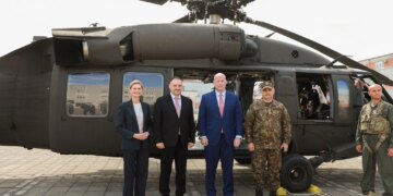 Ambasadori i SHBA në NATO viziton bazën ushtarake të Kuçovës; Whitaker: Shqipëria, nyje logjistike e rëndësishme