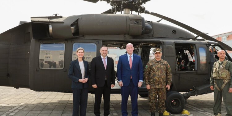 Ambasadori i SHBA në NATO viziton bazën ushtarake të Kuçovës; Whitaker: Shqipëria, nyje logjistike e rëndësishme