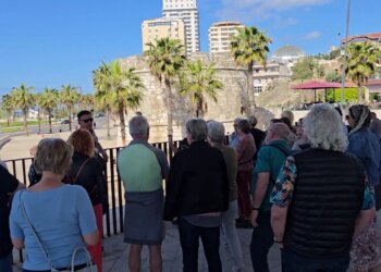 Ankesa të huajve në Durrës: turistët kritikojnë qentë e rrugës dhe ndërtesat e amortizuara