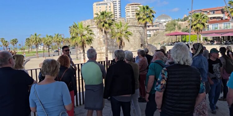 Ankesa të huajve në Durrës: turistët kritikojnë qentë e rrugës dhe ndërtesat e amortizuara