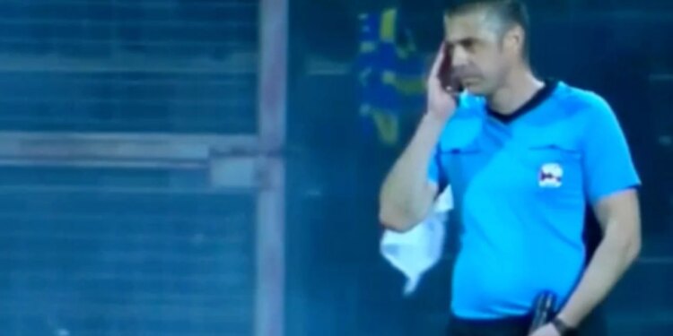 Arbitri goditet në kokë me fishekzjarr në ndeshjen Elbasani-Egnatia, shihni momentin