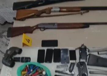 Armë zjarri, municion dhe kokainë sekuestruar në Shijak, ndalohet një burrë 59-vjeçar