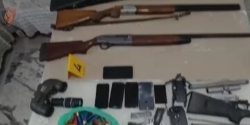 Armë zjarri, municion dhe kokainë sekuestruar në Shijak, ndalohet një burrë 59-vjeçar