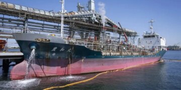 Armëpushimi mes SHBA dhe Iranit, dy anije të para lundrojnë në Ngushticën e Hormuzit, nisur nga portet iraniane.