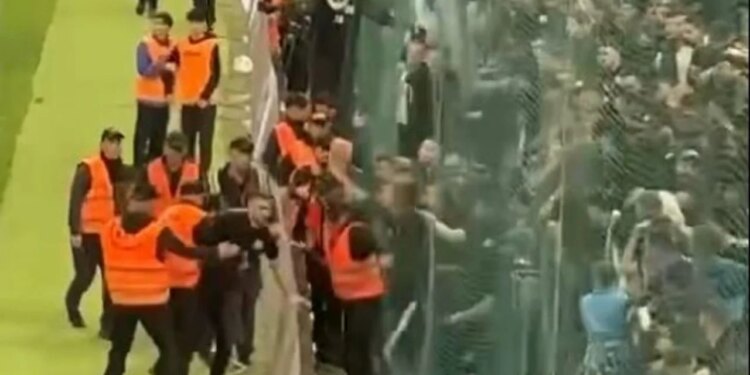 Arrestohen tre tifozë që sulmuan punonjësit e sigurisë, thyen stola dhe hodhën lëndë plasëse në derbin e kryeqytetit
