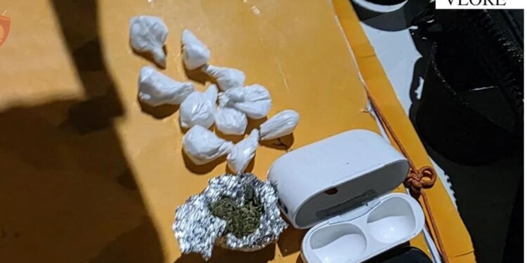 Arrestohet 17-vjeçari në Vlorë për shpërndarje droge, sekuestrohen 10 doza kokainë