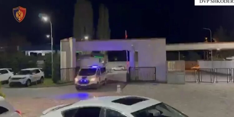 Arrestohet 23-vjeçari në Shkodër për tregti lënde narkotike dhe mbajtje armësh zjarri në shtëpi