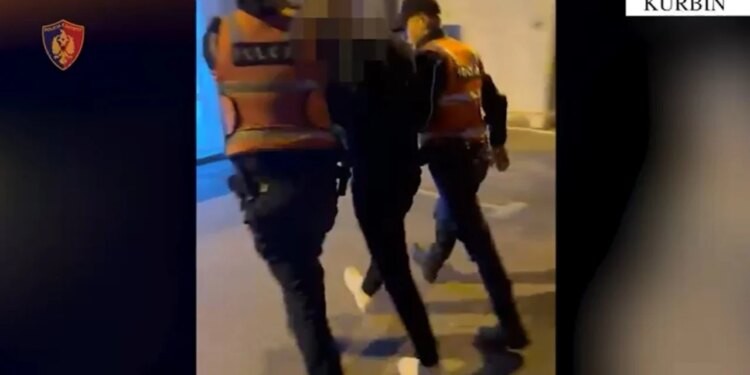 Arrestohet 30-vjeçari në Laç, i cili lëvizte i armatosur dhe me automjet pa targa, policia sekuestron pistoletën.