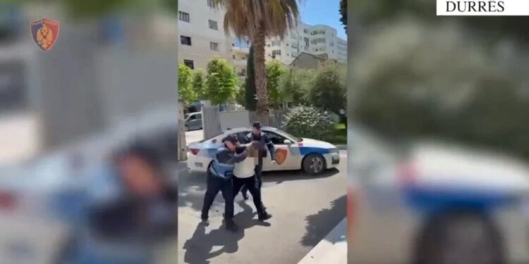 Arrestohet 32-vjeçari në Durrës pasi lëvizte i armatosur me pistoletë