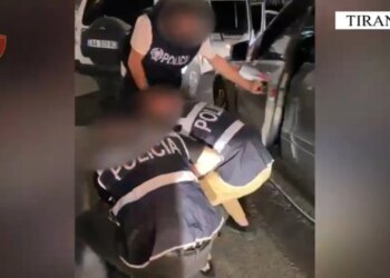 Arrestohet në Tiranë 39-vjeçari që qarkullonte i armatosur në makinë