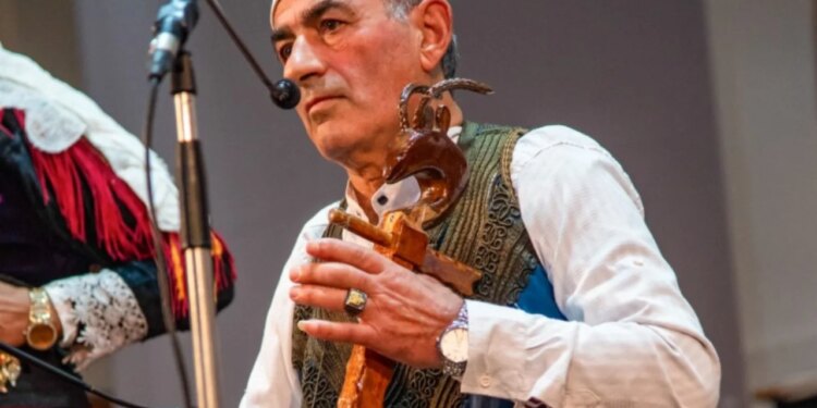 Arti shqiptar në zi: Jonuz Delaj, magjistari i lahutës, ndahet nga jeta në moshën 76-vjeçare