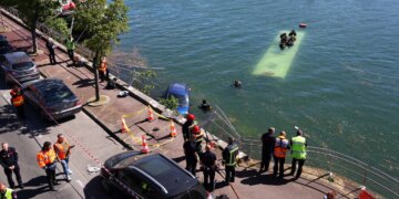 Autobusi bie në lumin Sena nga gabimi i shoferit praktikant; të gjithë pasagjerët shpëtojnë
