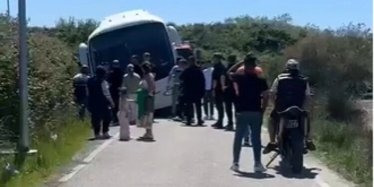 Autobusi me nxënës në Zvërnec del pjesërisht nga rruga dhe bllokon qarkullimin