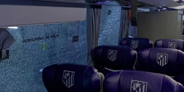 Autobusi pësoi sulm nga gura afër Camp Nou, Atletico Madrid takohet me… NASA-n