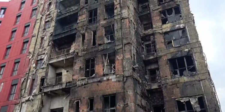 Avokati i Popullit i kërkon Bashkisë së Tiranës bonus qiraje për familjet e prekura nga zjarri në Arlis