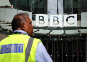 BBC do të reduktojë deri në 2,000 vende pune, shkurtesa më e madhe që nga 2011.