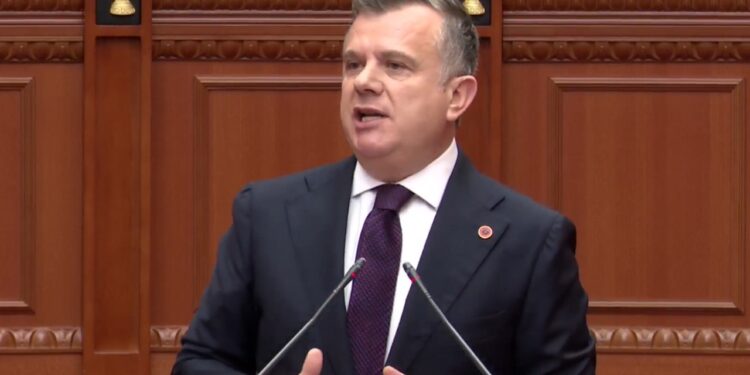 Balla i reagon Tabakut: 'Shpejtoje daljen nga salla, por thuaj të vërtetën' - Gjykata Kushtetuese po shkel vendimin e saj.