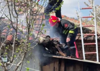 Banesë në Starovë përfshihet nga flakët; zjarri nisi nga një kasolle, vetëm dëme materiale