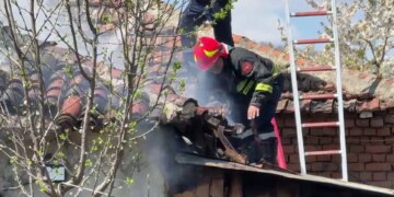 Banesë në Starovë përfshihet nga flakët; zjarri nisi nga një kasolle, vetëm dëme materiale