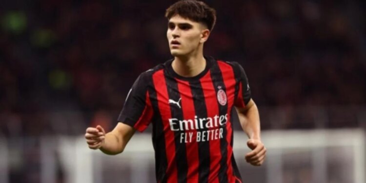 Bartesaghi qetëson një vajzë të frikësuar nga emocionet e “San Siros” duke e marrë në krah.