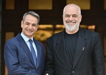 Batuta në Athinë mes Ramës e Mitsotakis: Ndjesë që s'jam aq zyrtar; Na pëlqen si vishesh, je krijues
