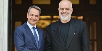 Batuta në Athinë mes Ramës e Mitsotakis: Ndjesë që s'jam aq zyrtar; Na pëlqen si vishesh, je krijues