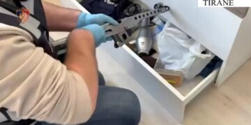 Baza e armatimit për grupet kriminale zbulohet, 9 armë zjarri, fishekë dhe uniforma sekuestrohen; arrestohet nëna, në kërkim i biri.