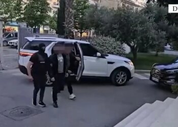 Baza në Durrës për prodhimin e drogës sintetike për adoleshentët zbulohet, dy vëllezër në pranga, bashkëpunëtori në kërkim.