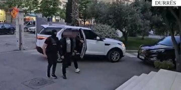 Baza në Durrës për prodhimin e drogës sintetike për adoleshentët zbulohet, dy vëllezër në pranga, bashkëpunëtori në kërkim.