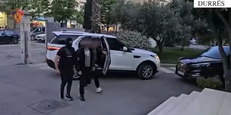 Baza në Durrës për prodhimin e drogës sintetike për adoleshentët zbulohet, dy vëllezër në pranga, bashkëpunëtori në kërkim.