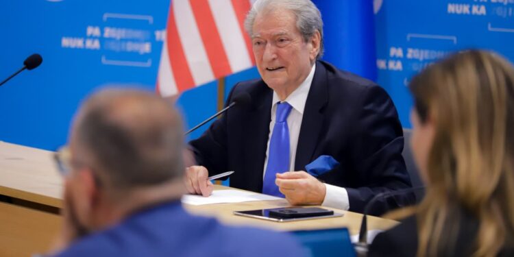 Berisha: Shkarkoni ChatGPT dhe Gemini, do t'ju ndihmojnë për t'i kundërvënë qeverisë