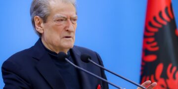 Berisha akuzon kryeministrin: Pse Edi Rama fshehu pjesëmarrjen në samitin global në Spanjë?