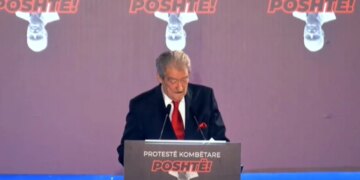 Berisha gjatë protestës: Rrogat dhe pensionet janë më të ulëta tek ne, PD-ja forca e vetme e pamposhtur