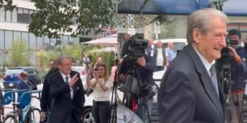 Berisha në SPAK zbaton masën e sigurisë detyrim paraqitje, pritet nga mbështetësit