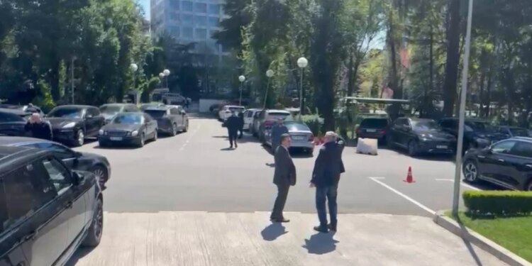 Berisha zhvillon një takim me aleatët në selinë e PD, Top Channel publikoon detaje nga diskutimet, me theks te reforma zgjedhore dhe ajo administrativo-territoriale.