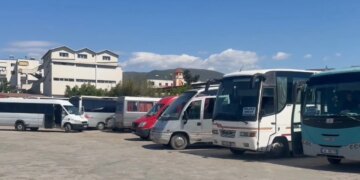 Biletat në rritje, nafta rrit kostot, transporti paralajmëron çmime më të larta dhe falimentime