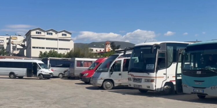 Biletat në rritje, nafta rrit kostot, transporti paralajmëron çmime më të larta dhe falimentime