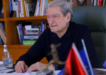 Bonus qiraje dhe mbështetje nga bashkia — Berisha: Rama u kthye në avokatin e ndërtuesit të pallatit në flakë