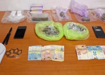 Bosi shqiptar i dirigjonte nga burgu, policia greke arreston dy të rinj për trafik lëndësh narkotike