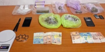 Bosi shqiptar i dirigjonte nga burgu, policia greke arreston dy të rinj për trafik lëndësh narkotike