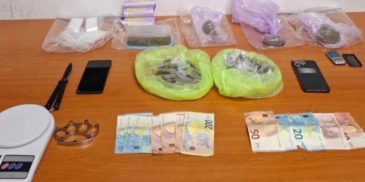 Bosi shqiptar i dirigjonte nga burgu, policia greke arreston dy të rinj për trafik lëndësh narkotike