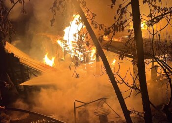 Bujtina në fshatin e Librazhdit përfshihet nga flakët gjatë natës, dëme të mëdha materiale.