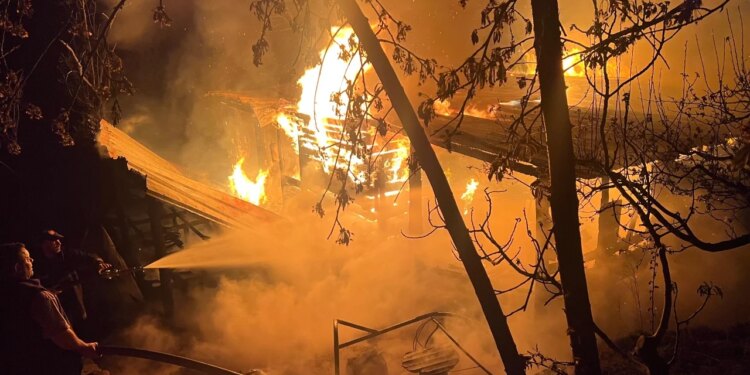 Bujtina në fshatin e Librazhdit përfshihet nga flakët gjatë natës, dëme të mëdha materiale.