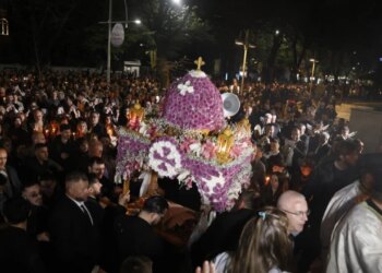 Ceremonia e Epitafit në Tiranë, besimtarë ortodoksë kremtojnë të premten e zezë