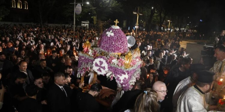 Ceremonia e Epitafit në Tiranë, besimtarë ortodoksë kremtojnë të premten e zezë